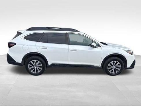 Used 2022 Subaru Outback Premium image 9