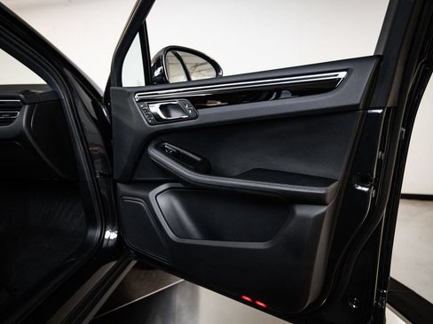 Certified 2024 Porsche Macan AWD/4WD image 27