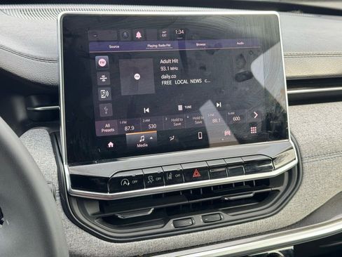 Used 2024 Jeep Compass Latitude image 32