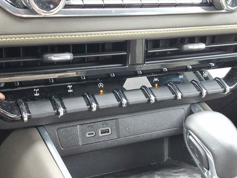 Used 2024 Chevrolet Colorado ZR2 AWD/4WD image 25