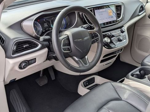 Used 2024 Chrysler Pacifica Touring-L image 11