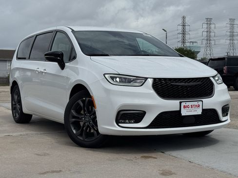New 2026 Chrysler Pacifica Select FWD image 2