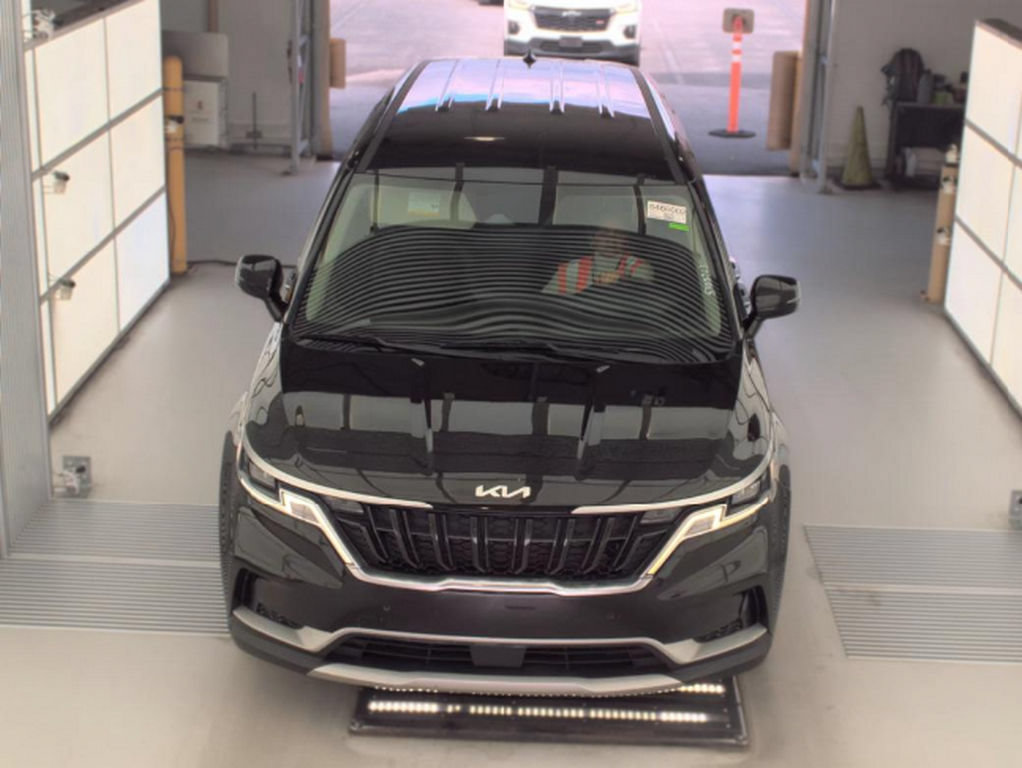 Used 2024 Kia Carnival EX FWD image 3