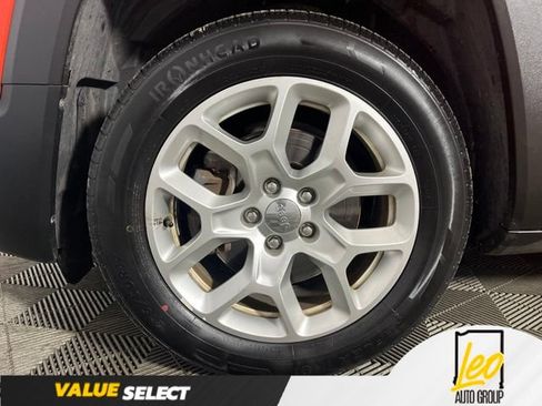 Used 2016 Jeep Renegade Latitude w/ Cold Weather Group FWD image 28