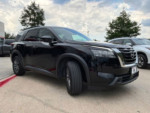Used 2025 Nissan Pathfinder SV FWD image 4