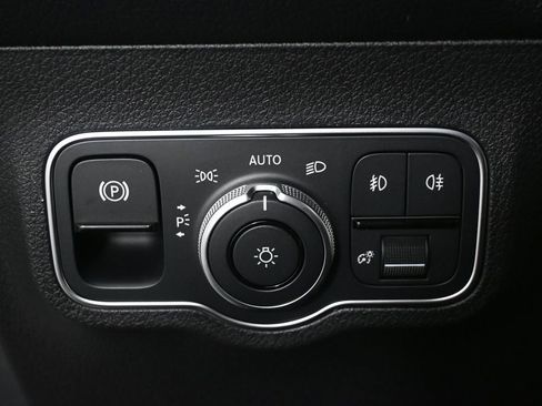 New 2026 Mercedes-Benz GLB 250 image 9