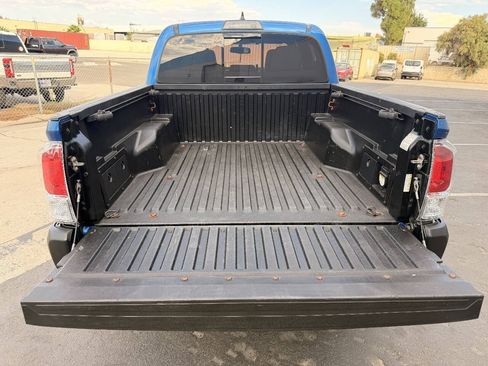 Used 2017 Toyota Tacoma TRD Off-Road AWD/4WD image 15