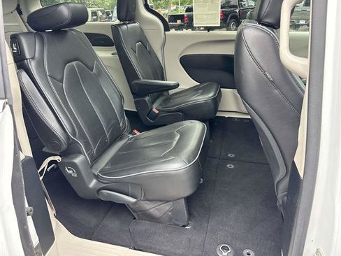 Used 2018 Chrysler Pacifica Limited FWD image 16