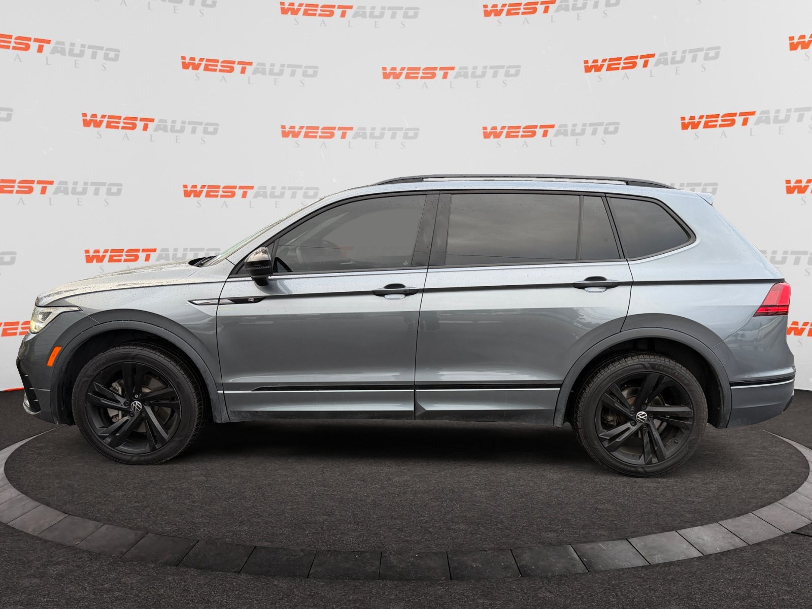 Used 2023 Volkswagen Tiguan SE R-Line AWD/4WD image 2