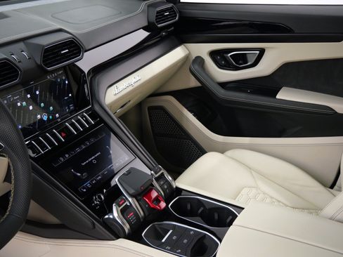 Used 2022 Lamborghini Urus AWD/4WD image 42