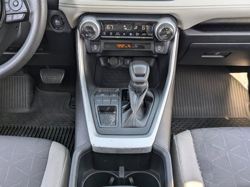 Used 2022 Toyota RAV4 XLE image 19