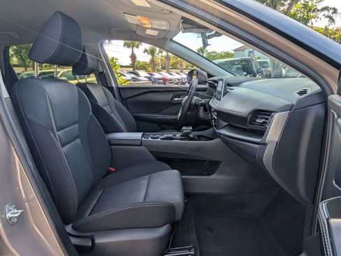 Certified 2025 Nissan Rogue SV AWD/4WD image 18