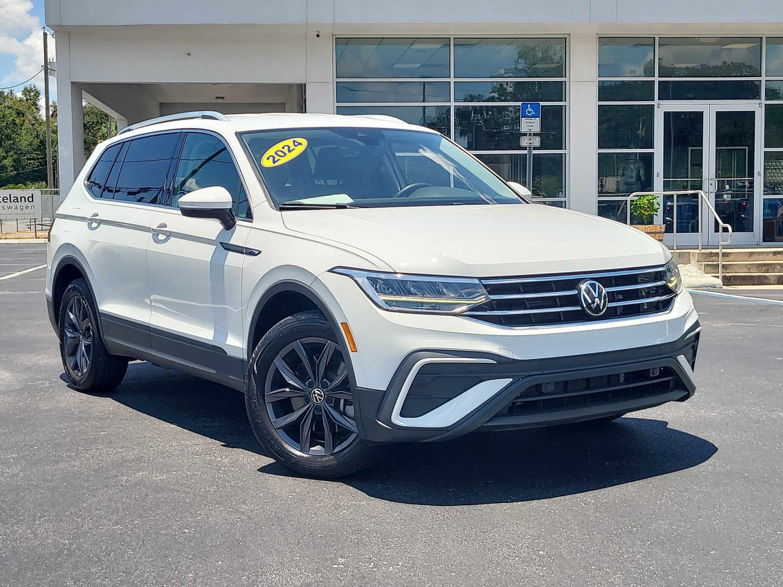 Used 2024 Volkswagen Tiguan SE FWD image 32