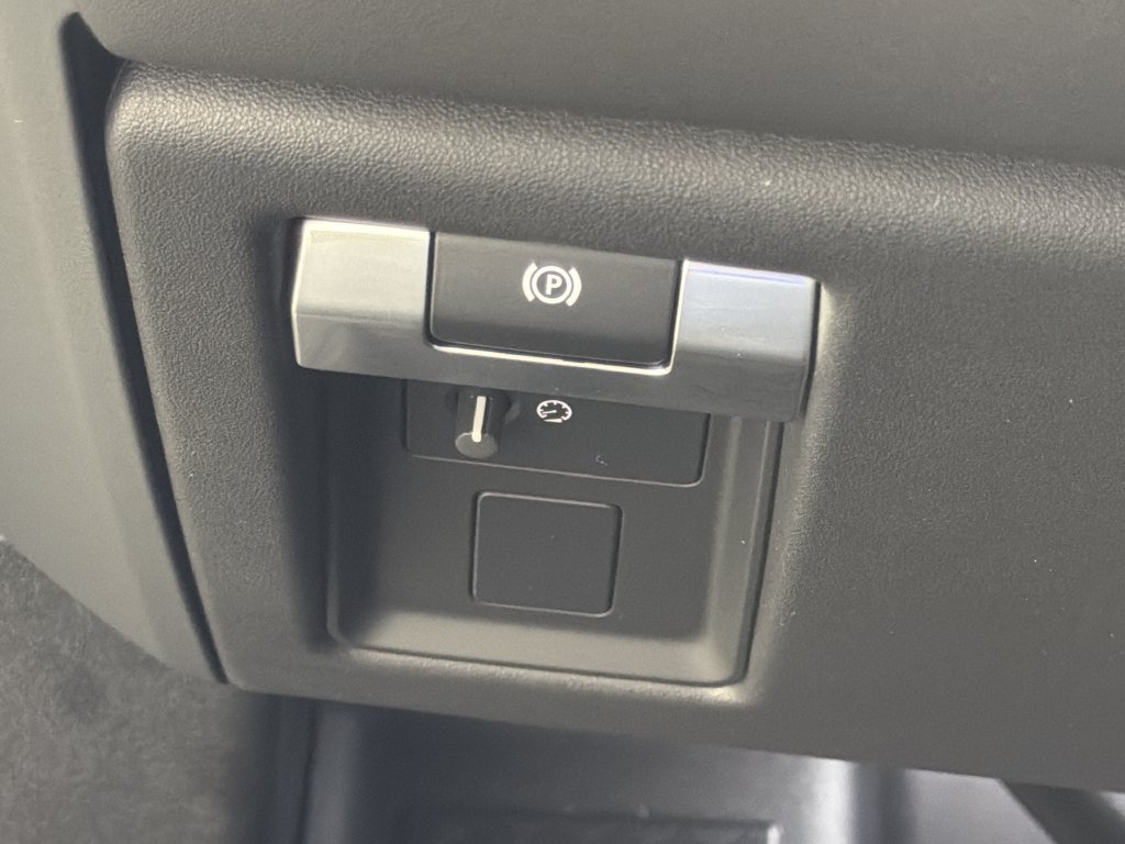 New 2026 Land Rover Defender 110 X-Dynamic SE AWD/4WD image 28