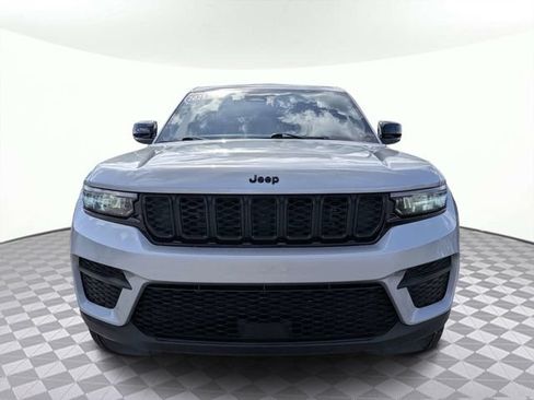 Used 2025 Jeep Grand Cherokee Altitude AWD/4WD image 8