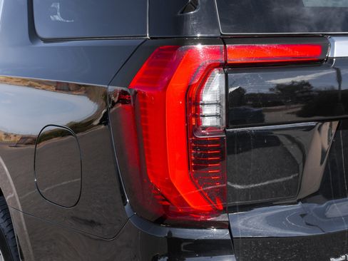 Used 2025 GMC Yukon Denali image 18