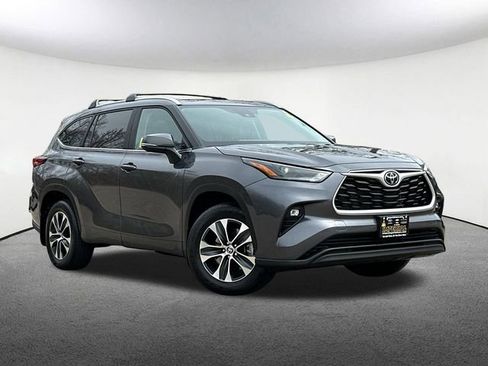 Used 2023 Toyota Highlander XLE AWD/4WD image 2