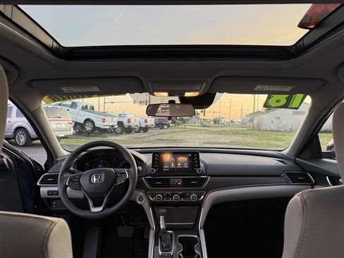 Used 2018 Honda Accord EX image 11