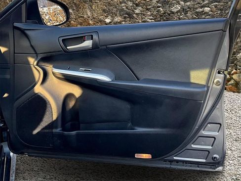 Used 2014 Toyota Camry SE image 14