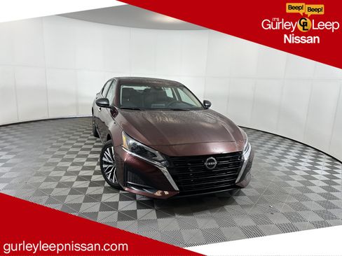 Used 2024 Nissan Altima 2.5 SV image 1