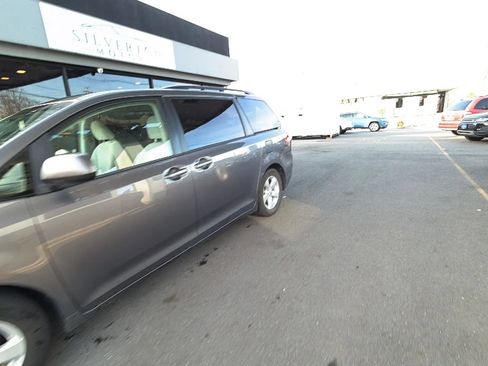 Used 2012 Toyota Sienna LE w/ Towing Pkg image 8