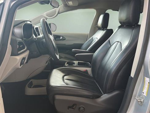 Used 2023 Chrysler Pacifica Touring-L FWD image 20