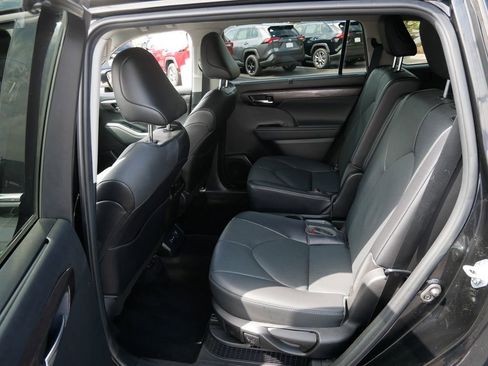 Used 2022 Toyota Highlander Limited AWD/4WD image 11