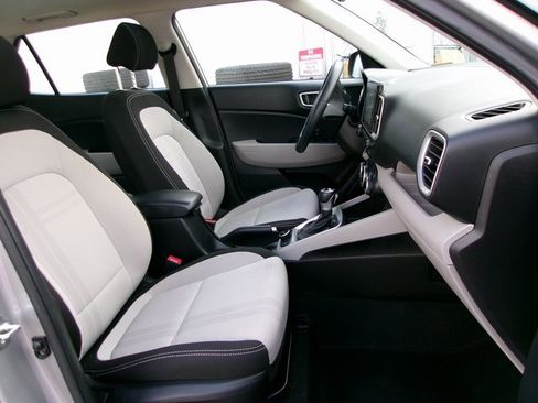 Used 2024 Hyundai Venue SEL image 19