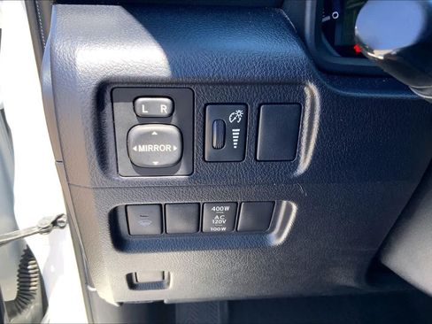 Used 2019 Toyota 4Runner SR5 AWD/4WD image 32