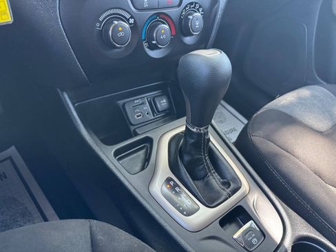 Used 2018 Jeep Cherokee Latitude w/ Altitude Package FWD image 46
