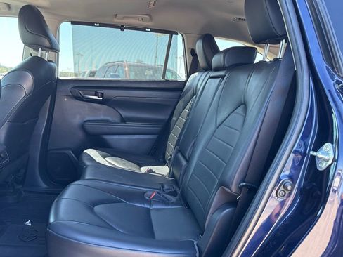 Used 2022 Toyota Highlander XLE image 9