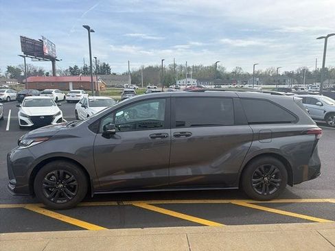 Used 2025 Toyota Sienna XSE w/ XSE Premium Package image 3