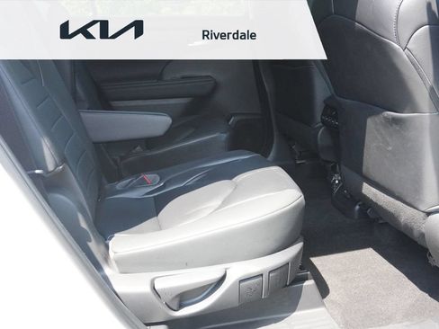 Used 2023 Toyota Highlander XLE AWD/4WD image 34