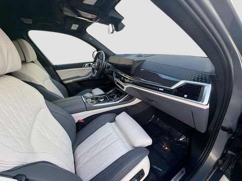 Used 2025 BMW X7 M60i AWD/4WD image 30