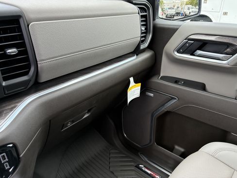 Used 2025 Chevrolet Silverado 1500 LTZ AWD/4WD image 38
