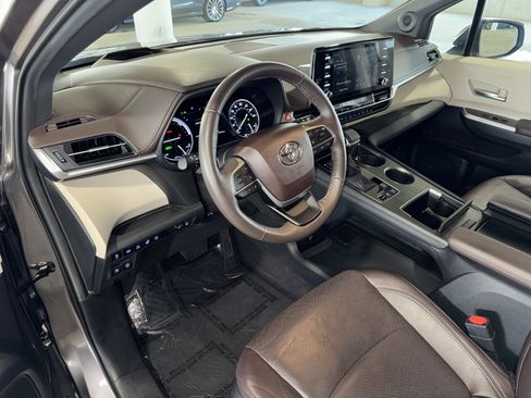 Used 2024 Toyota Sienna Platinum image 19