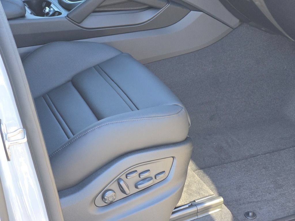 New 2026 Porsche Cayenne GTS AWD/4WD image 36