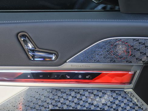 Used 2025 BMW 750e xDrive w/ Premium Package image 18