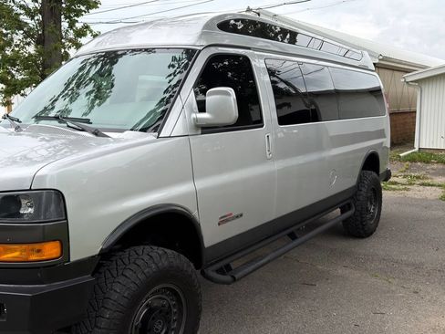 Used 2018 GMC Savana 3500 Extended RWD image 19
