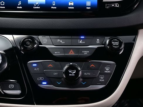 Used 2023 Chrysler Pacifica Touring-L FWD image 24