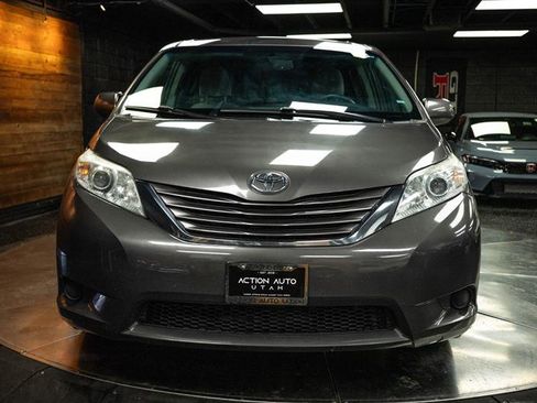 Used 2016 Toyota Sienna LE image 4