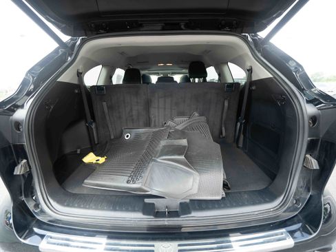 Used 2023 Toyota Highlander XLE AWD/4WD image 28