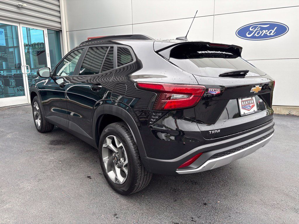 Used 2025 Chevrolet Trax LT FWD image 4