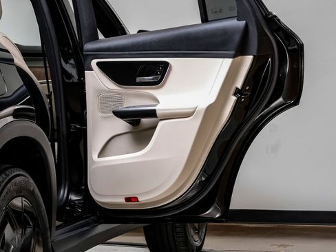 Used 2024 Mercedes-Benz GLC 300 4MATIC image 45