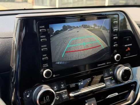 Used 2022 Toyota Highlander XLE FWD image 24