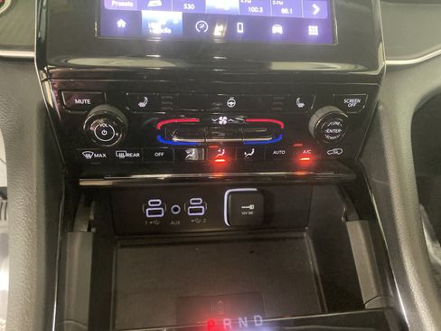Used 2023 Jeep Grand Cherokee Laredo w/ Luxury Tech Group I AWD/4WD image 22