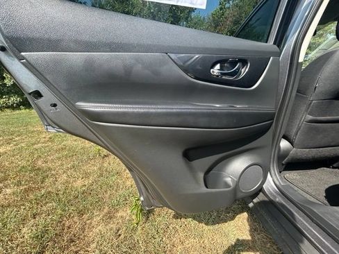 Used 2017 Nissan Rogue SV w/ SV Family Package FWD image 45