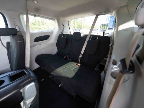 Used 2017 Chrysler Pacifica Touring FWD image 24