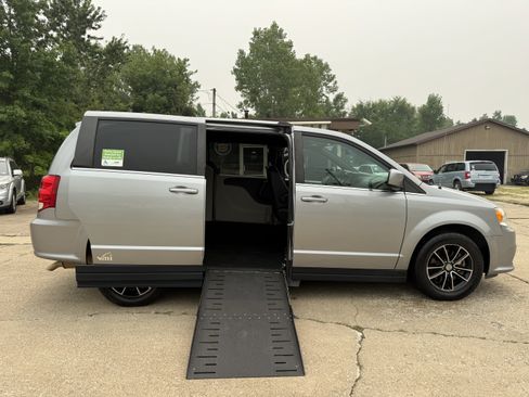 Used 2018 Dodge Grand Caravan SXT FWD image 29