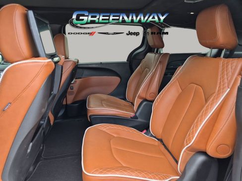 Used 2024 Chrysler Pacifica Pinnacle FWD image 13